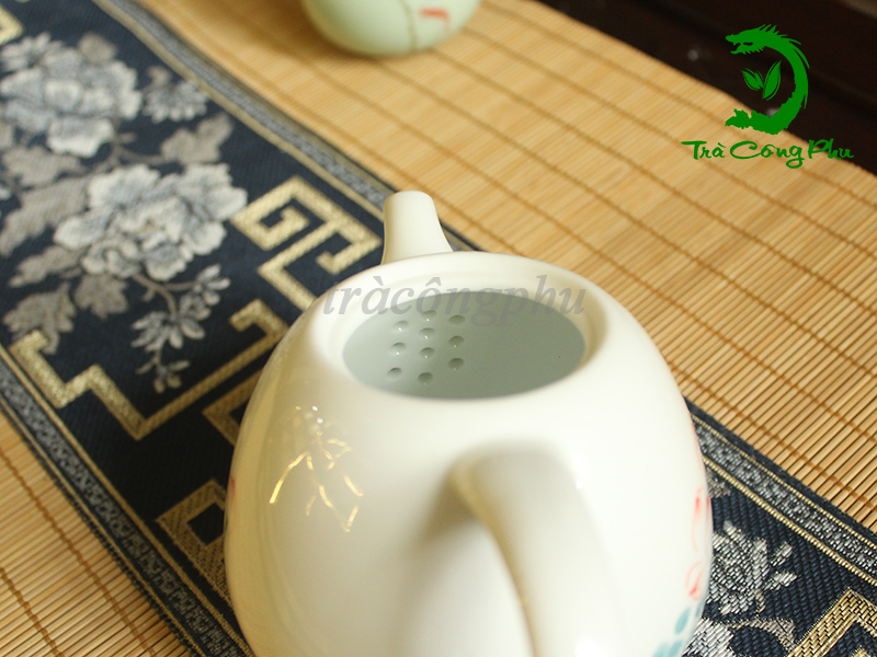 Ấm Sứ có hình giống hạt sen
